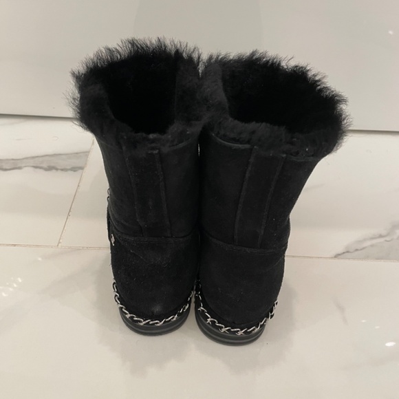 Authentic Chanel suede ankle boots in black with silver hardware - Picture 4 of 6
